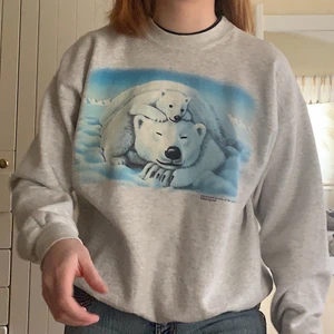 Vintage Crewneck - Säljer denna jättesöta crewneck i storlek Large, men passar snarare S/M💕 Den är köpt från Urban Outfitters upcycled kollektion💙✨❄️ Budgivning om det är många intresserade🌸