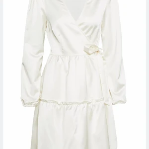 Studentklänning Monki stl 32✨ - Superfin klänning ifrån Monki i modellen ”Molly” stl 32. Perfekt till tillexempel skolavslutning eller student. Klänningen är aldrig ens öppnad eller provad då vi råkade beställa 2 st. Köparen står för frakten🤎🤎