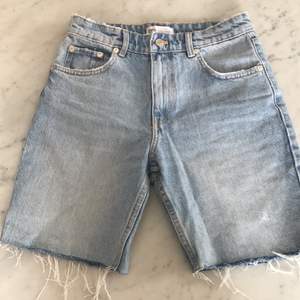 Mom shorts från Zara i storlek 36. Säljer för att de är för små. Använda 1 gång. Köpare står för fraktkostnad, total kostnad 262 kr