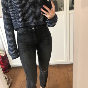 Jeans - Jeans i mörkgrå färg med en slitning på höger ben, säljer pga att de inte kommer till användning. De är i mycket bra skicka eftersom att jag inte har använda de så mycket. 