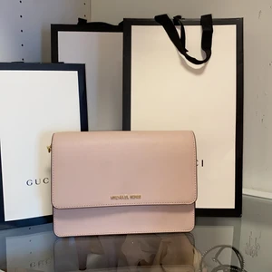 Michael kors väska - Säljer min ljusrosa Michael kors väska. Köpt för 2 år sedan och använd Max 5 gånger. Väldigt bra skick. Köpt för 2900kr