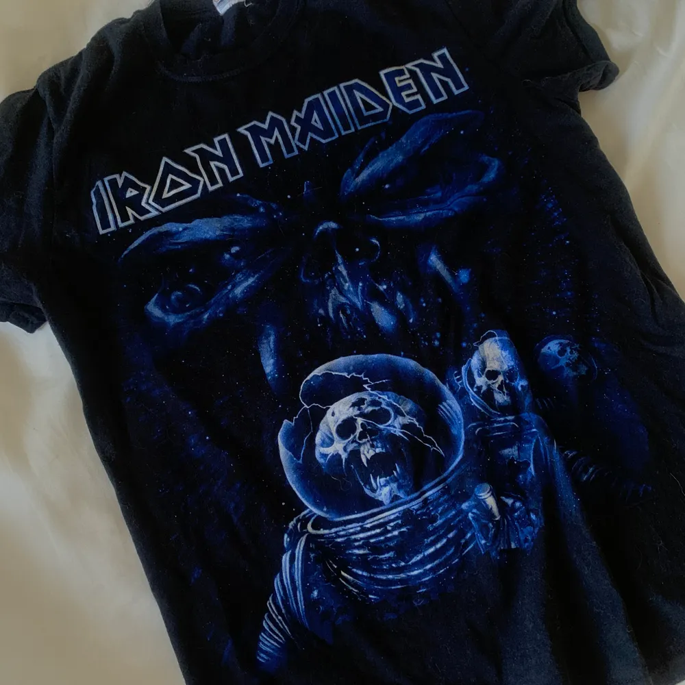 Säljer nu min iron maiden tröja.. mycket gott skick, köptes i london för ca 2 år sedan. Fler bilder för att se hur passformen är på mig finns allt delge vid önskan🥰. T-shirts.