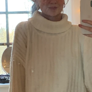 Stickad tröja Gina tricot  - Super mjuk och fin stickad tröja från GinaTricot, med hög och mysig polo som går att vika hur man vill ha den, vida härliga armar. Droppade axlar Kan mötas i Jönköping eller fraktas, storlek M men passar både större och mindre beroende på vilken fit man vill ha