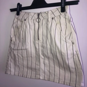 Jeanskjol - Jeanskjol från Topshop. Storlek 32. Köpare står för frakten