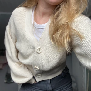 Stickad kofta - Vit (créme/grädd-vit) kofta från Lindex som är använd sparsamt cirka 3 ggr. Strl M men passar även XS/S. Köpare står för frakt men kan även mötas upp😇😁 Bud från 150kr 