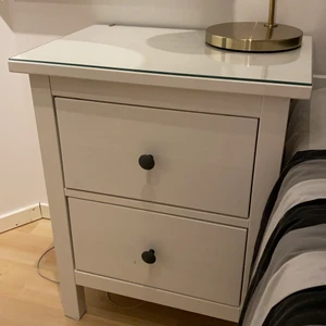 Sängbord - Hög: 65cm  bred: 50x40      Pris: 500kr                  Ny pris: 790