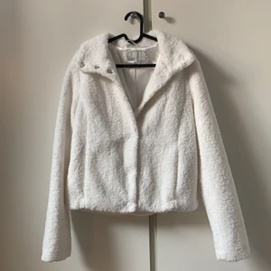 Vit Teddyjacka - Vit teddyjacka i storlek 36 från NLY TREND. Köpt för 599:-, säljs för 140:-. Aldrig använd, som ny. Två fickor och silvriga detaljer såsom knapparna. Köparen står för frakten.