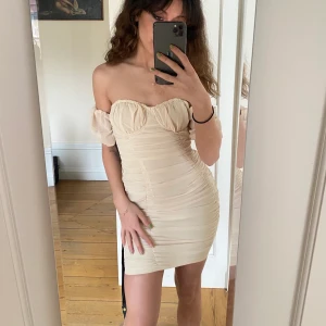 Beige klänning  - Snygg klänning som passar till utekvällar! Helt oanvänd, lappen sitter kvar. Köpt på pretty little thing. Storlek 34 