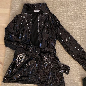 Paljett blazer  - En sååån cool blazer i paljett från nakd som jag inte får på mig längre🥲 perfekta nyårs outfiten ju❤️‍🔥❤️‍🔥