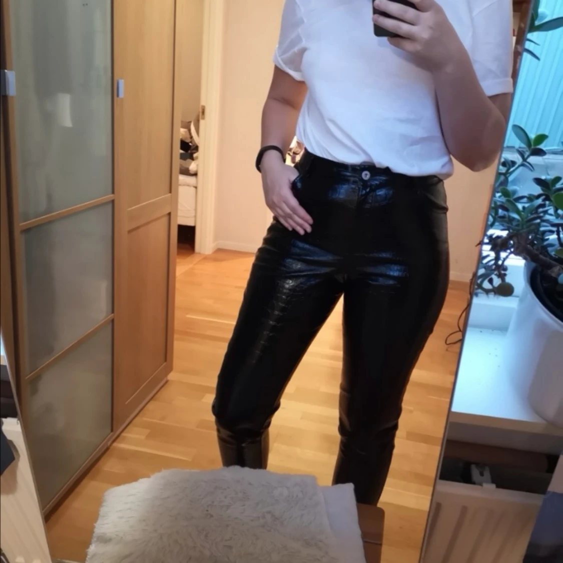 Byxa i läderimitation (ormskinnsmönster)  - 91