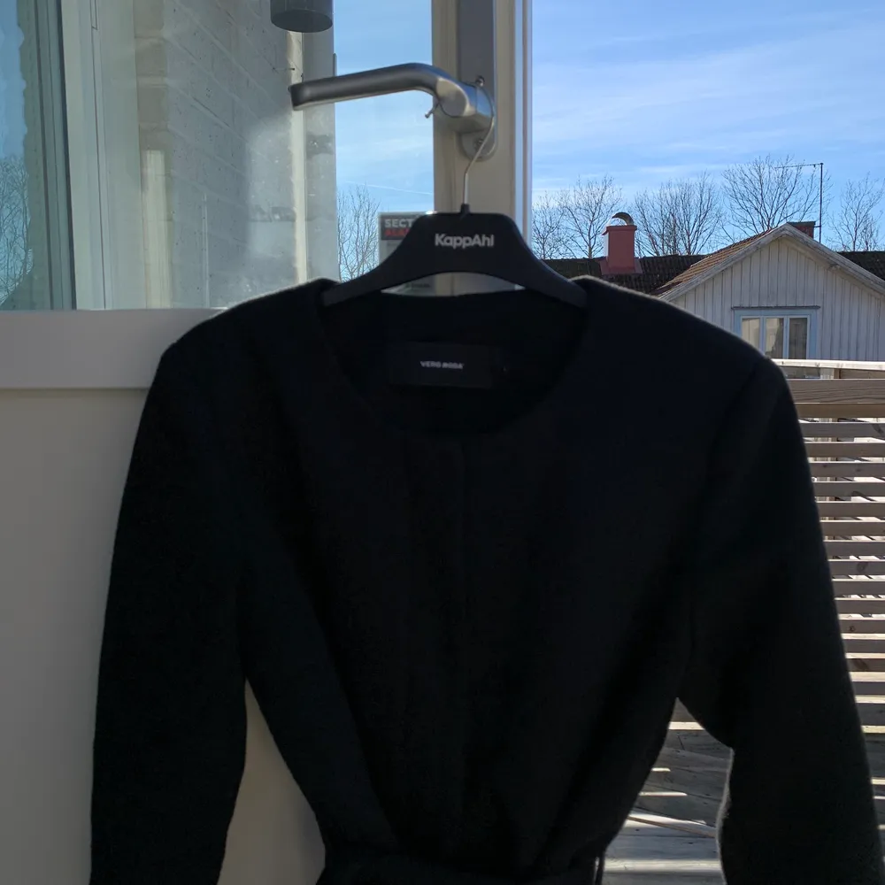 SĂ€ljer nu min svarta kappa! Otroligt skön och sĂ„ fin pĂ„!! Snygg nu till vĂ„ren đ§Ąđžđ„° Köparen stĂ„r för frakten och jag kan tĂ€nka mig diskutera priset vid snabb affĂ€r đ. Takit.