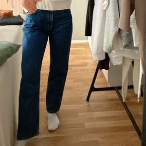 Skitsnygga mörkblå jeans från Monki! Köpta i större storlek för att kunna ha lägre i midjan och få en mer rak passform. Som nya!