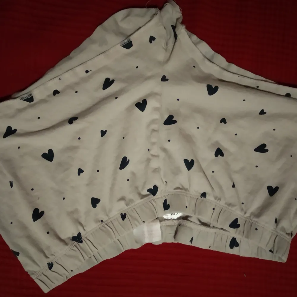 En pyjamas från hm som jag har haft i 3-4 månader använda typ 10 gånger,de är storlek 170 men passar 160-150. Övrigt.