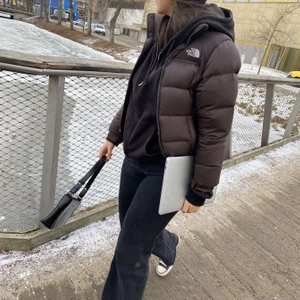 Brun north face jacka - Säljer min jätte fina o trendiga nort face jacka, köpte den innan vintern, varm o skön✨ passar till allt😍 bud från 3000 kr, passar perfekt på mig som brukar ha s/m på jackor, köpa direkt för 4500 kr