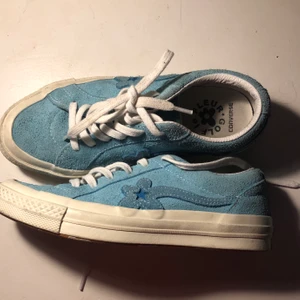 golf le fleur converse - sjukt snygga ljusblå golf le fleurs, köpte här på plick för två år sen och hon hade köpt dem 2018. skitsnygga men tyvärr väldigt sparsamt använda. kommer med orginalboxen samt dustbag och skosnören! 💕💞💕 