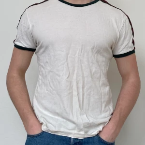 T-shirt - T-shirt med revärer på armarna! Str S🤙🏽