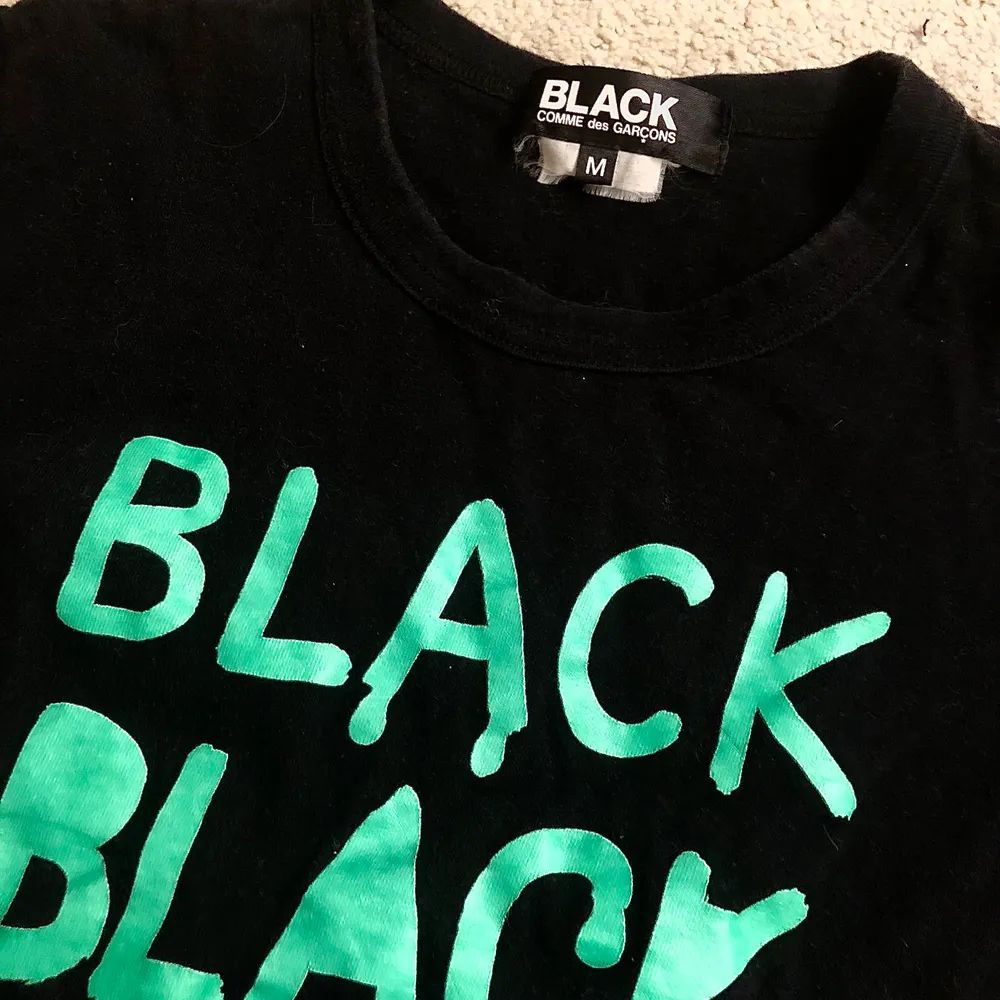 Säljer den här fina t-shirten från comme des garcons ”black”. Den är storlek M men något liten i storleken. Mycket fint skick. T-shirts.