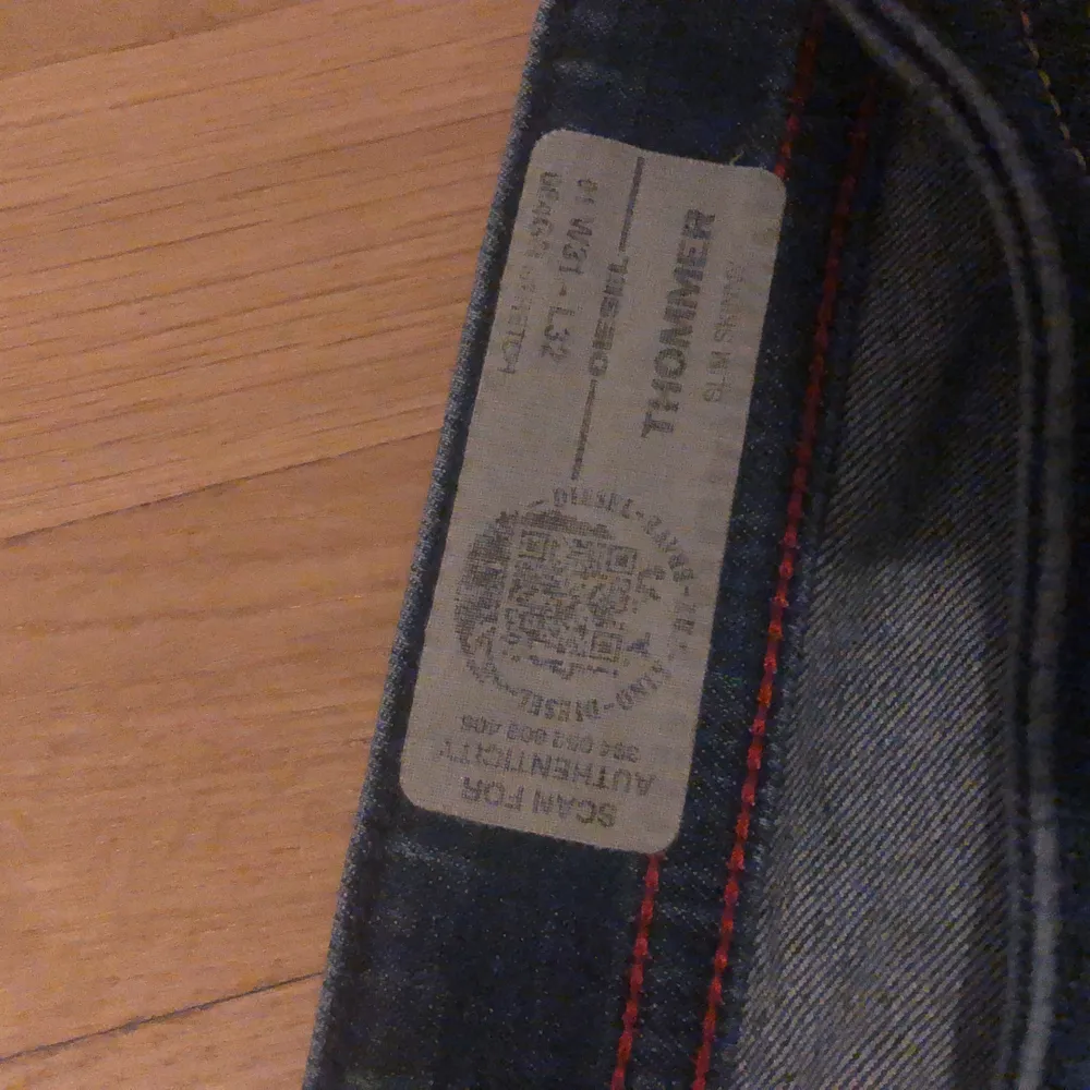 Säljer av att den är för liten. Den är hel.. Jeans & Byxor.