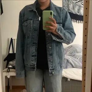 Oversized jeans jacka
