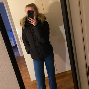 Vinterjacka m pälskrage HM strl 40 - Svart vinterjacka med fusk pälskrage, varm och bekväm, använt i två vintrar, strl 40 men jag har vanligtvis 36 så är liten i storleken ☃️☕️🤍