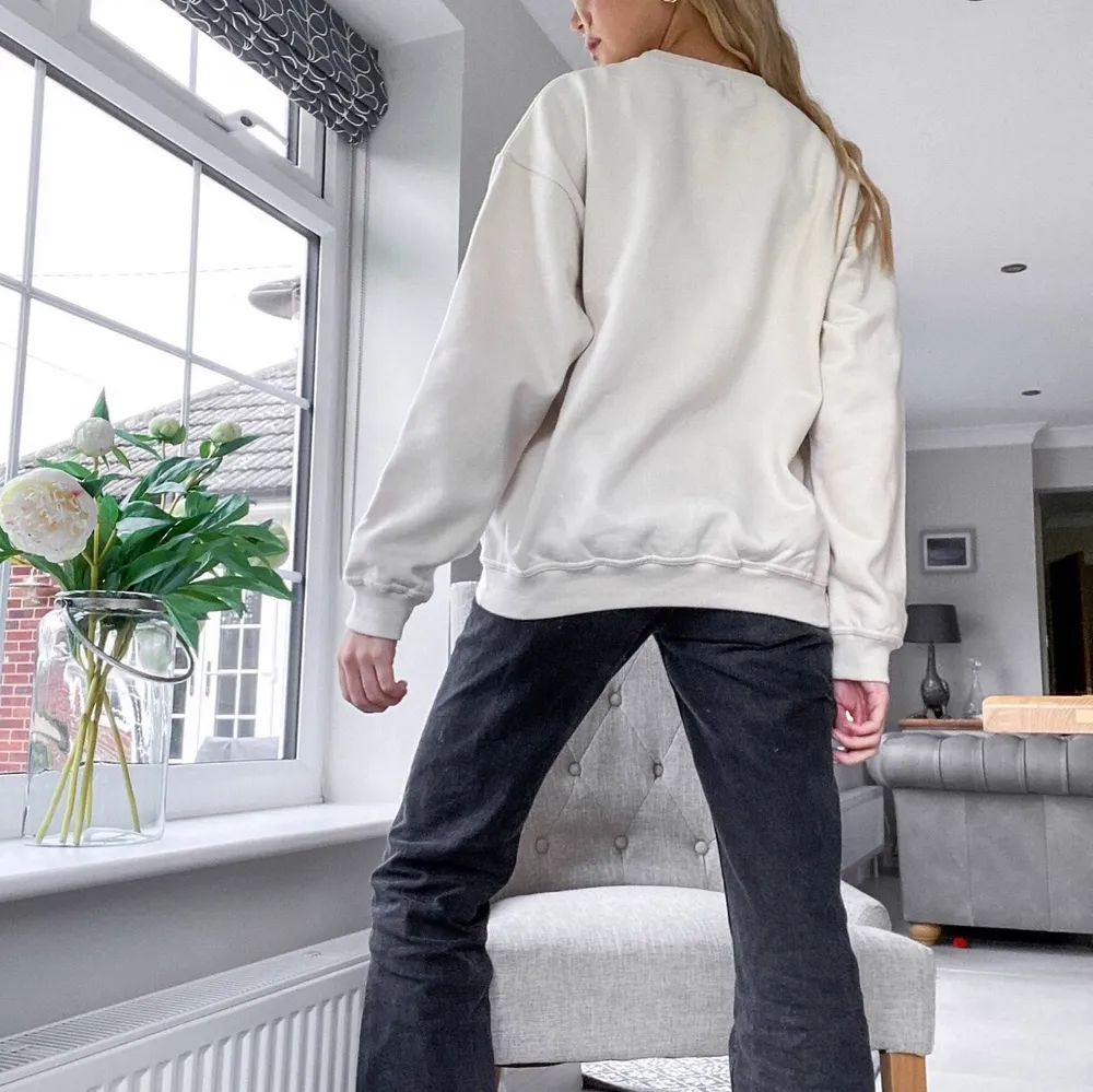 Sweatshirt från Asos, använd max 2 gånger☺️ storlek 36 och oversized i modellen . Tröjor & Koftor.