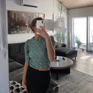 Sommar blus - En fin grön blommig sommar blus från asos, storlek S. Skulle säga att den passar xs,s,m (extremt stretchig) använt den några gånger förra sommaren.  köparen står för frakt. 