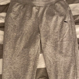 Puma mjukisbyxor - Puma mjukisbyxor, Stl M. Nypris 450kr, köparen står för frakten. 