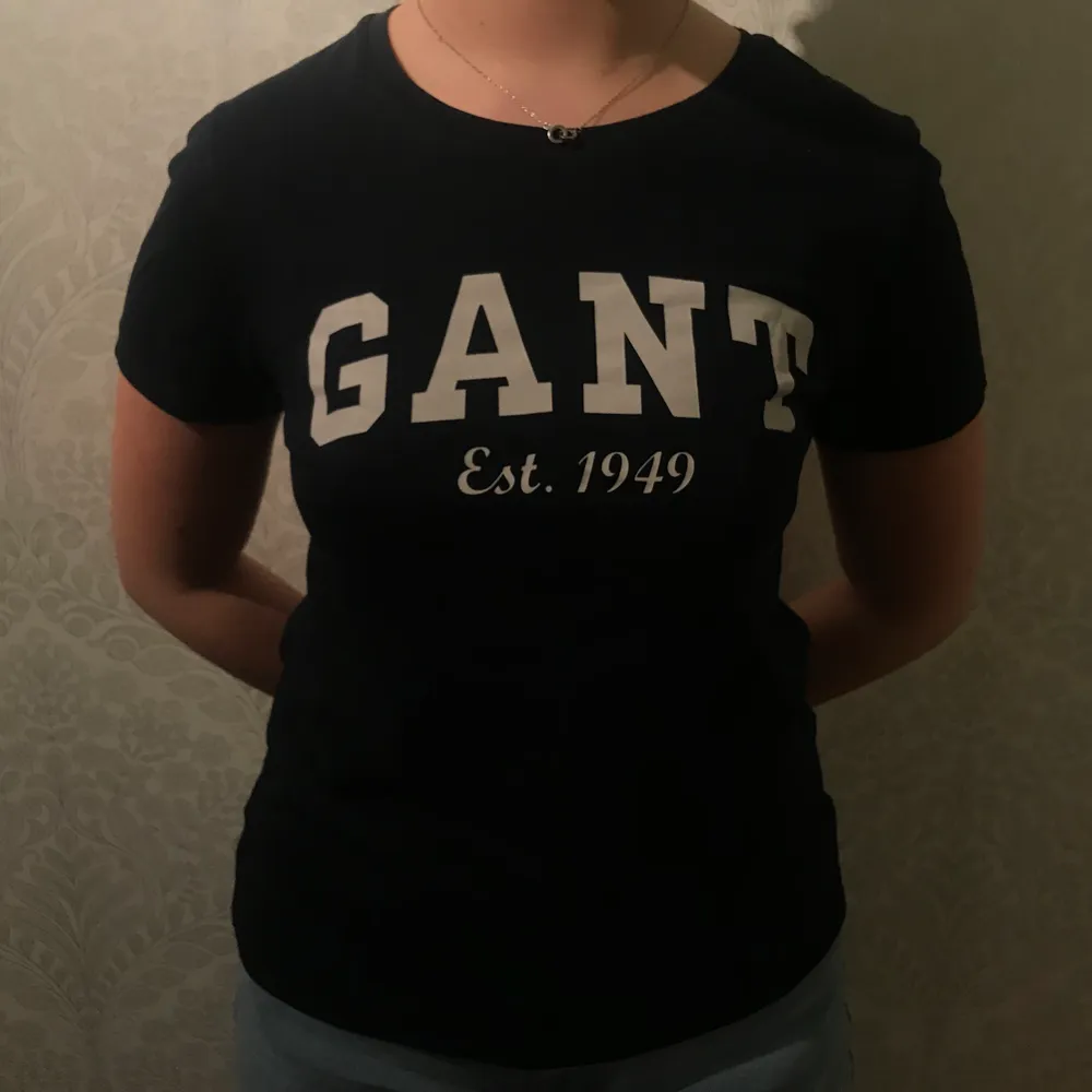 vanlig gant tisha, aldrig använd helt i nyskick, säljer pga använder inte gant. T-shirts.