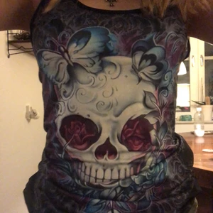 Döskalle linne - Ett så fint döskalle linne som är blått och lila! Pris kan diskuteras