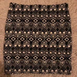 Mönstrad kjol - Kjol med mönster storlek S men skulle säga XS
