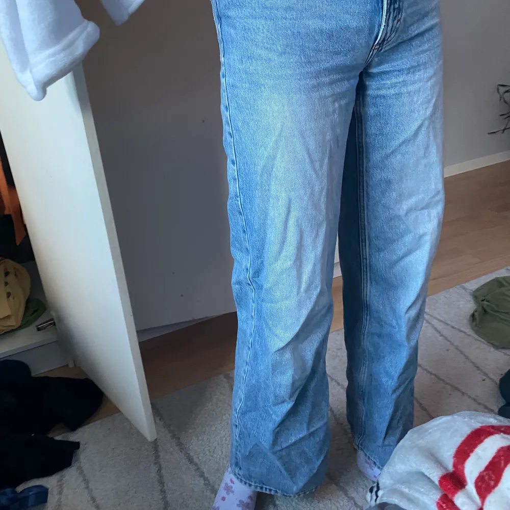 yoko jeans från monki! jag är 172cm! . Jeans & Byxor.