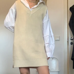 HELT ny stickad klänning  - Helt ny med lappen på så snyggt med en skjorta under till höst/vinter❤️