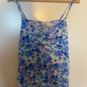 Topp - Lnjusblå topp från Bikbok.