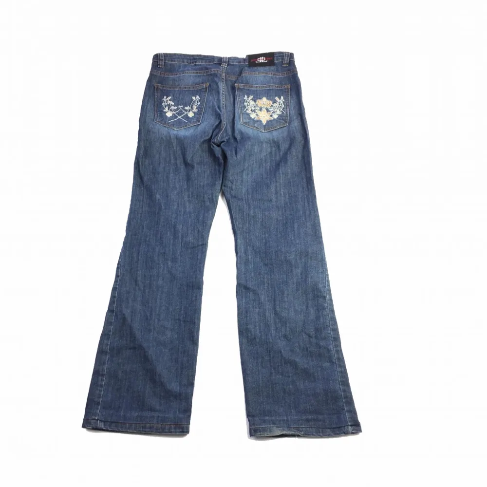 Super fina jeans me jättefin brodering på bakfickorna. Långa nog på mig som är 171💗 Skriv vid intresse eller frågor😊. Jeans & Byxor.