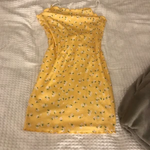 Gul blommig klänning - En fin somrig klänning som är köpt från shein. Köpt för 62 kr för er som undrar. Köparen står för frakten som kostar antagligen 12 kr men kan kosta 24 vet inte riktigt.