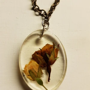 Hänge torkade rosor resin - Hänge med torkade rosknoppar i resin. 🥀🌹🌹Använd som smycke eller häng på väggen som inredning. 🌸🌸🥀🌹