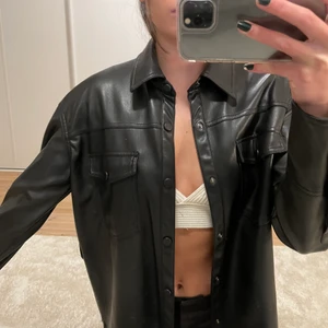 Skinn jacka Zara - Super fin jacka i skinnitation från Zara! I storlek XS och passar mig perfekt som är XS-S. Är gjord så att man kan ha skärp till den så den sitter åt i midjan, kan dessvärre inte hitta det matchande skärpet❤️ Köparen står alltid för frakt, jag kan även mötas upp i GBG❤️