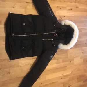 Moose knuckles jacka - jah säljer min moose knuckles jacka som är andvänd i två säsonger. Jackan är i storlek S och är äkta!