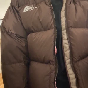 Brun the north face jacka - ( INTE SÅÅLD ÄN) Intressekoll på min bruna the north face jacka. Har rosa innertyg men syns ej så tydligt. St M men passar även S 