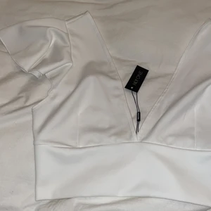 Topp från Nelly, storlek M - Vit topp från nelly.com. Aldrig använd. Storlek M. 