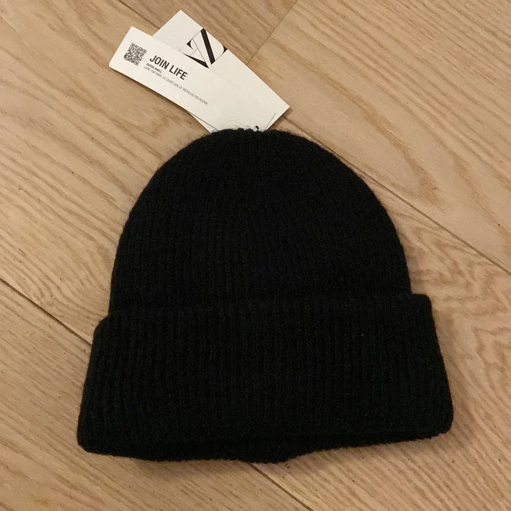 Oanvänd mössa från zara! Nypris 159 kr men säljer för 80 kr❤️mössan är stretchig så passar alla huvud!. Accessoarer.