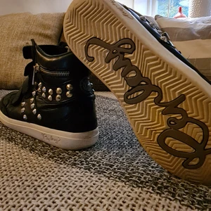 Replay skor - Lägger ut dessa igen pga oseriös köpare.. Och sänker även priset på dom..Säljer mina retro Replay sneakers med detaljer som dragkedja och nitar..Går inte att få tag på längre Använda men i kanon skick fortfarande..Bud startar från 250 kr 