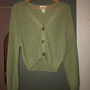 button up cardigan - grön cardigan, passar som size s