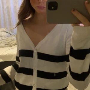 randig kofta - säljer denna fina randiga tröjan