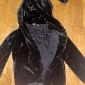 Svart pälsjacka Zara - Svart varm fin pälsjacka från Zara. Inköpt för 1000kr säljs för 500kr. Endast använd två gånger. Passform sann t storlek storlek M perfekt för vintern. Går ner t rumpan.
