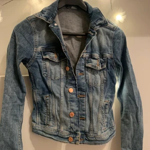 Jeansjacka Hm 34 - Jeansjacka från Hm storlek 34, fint skick. Kan skickas mot fraktkostnad eller mötas upp i Växjö!🤗