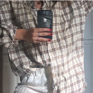 Superfin skjorta! - Säljer denna assnygga skjortan så jag har en liknande som jag använder mer. Den är köpt här på plick och bilden är lånad från tjejen jag köpte den av! Frakt tillkommer❣️