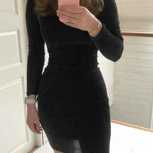 Perfekt nyårsklänning - Supersnygg figurnära klänning perfekt till jul/nyår eller andra festliga tillfällen
