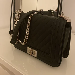 Väska - Fin väska från ur&penn som är använd Max 3 gånger bra skick. Köpt för 200