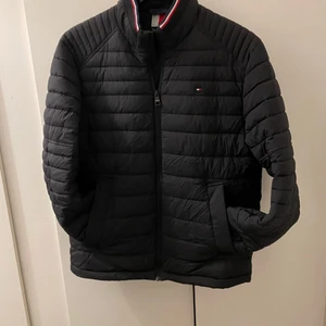 Tommy Hilfiger Jacka - Jackan är i nyskick och har inga spår av användning. Köptes för 1500kr i våras.